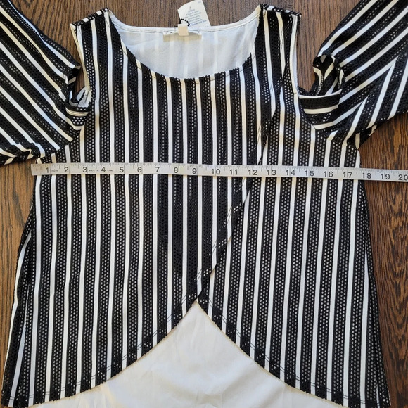 IT GIRL Black and White Cold Shoulder Blouse Top Size Women's Small NEW - Picture 8 of 12